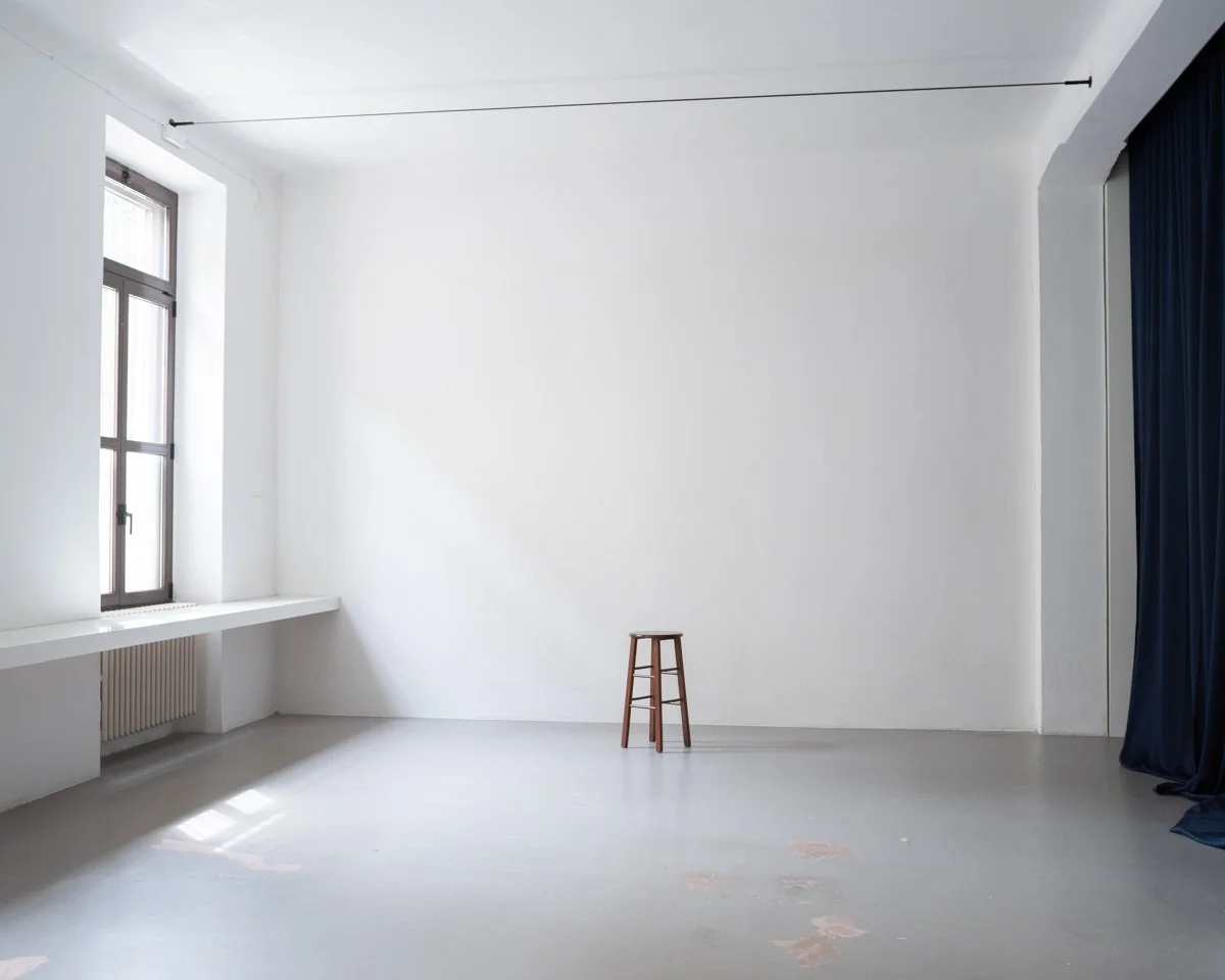 Sala principale con tre grandi finestre
